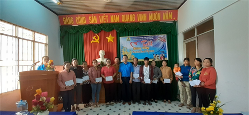 Liên đoàn Lao động Tánh Linh tổ chức trao tặng quà CNLĐ dịp Tết Nguyên đán Canh Tý 2020