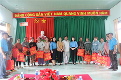 Thăm, chúc Tết và tặng quà tại vùng đồng bào, dân tộc thiểu số xã Mỹ Thạnh, huyện Hàm Thuận Nam