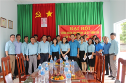 Lãnh đạo Liên đoàn Lao động tỉnh thăm, tặng quà cho công nhân lao động trực Tết