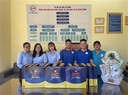 CĐCS Trung tâm GDNN và SHLX Bình Thuận  tặng quà đoàn viên nhân dịp Tết Nguyên đán Giáp Thìn 2024