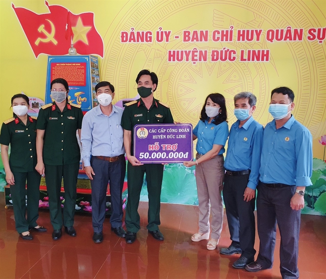 Lãnh đạo Liên đoàn Lao động huyện Đức Linh trao tặng séc hỗ trợ cho lực lượng tuyến đầu chống dịch trên địa bàn huyện