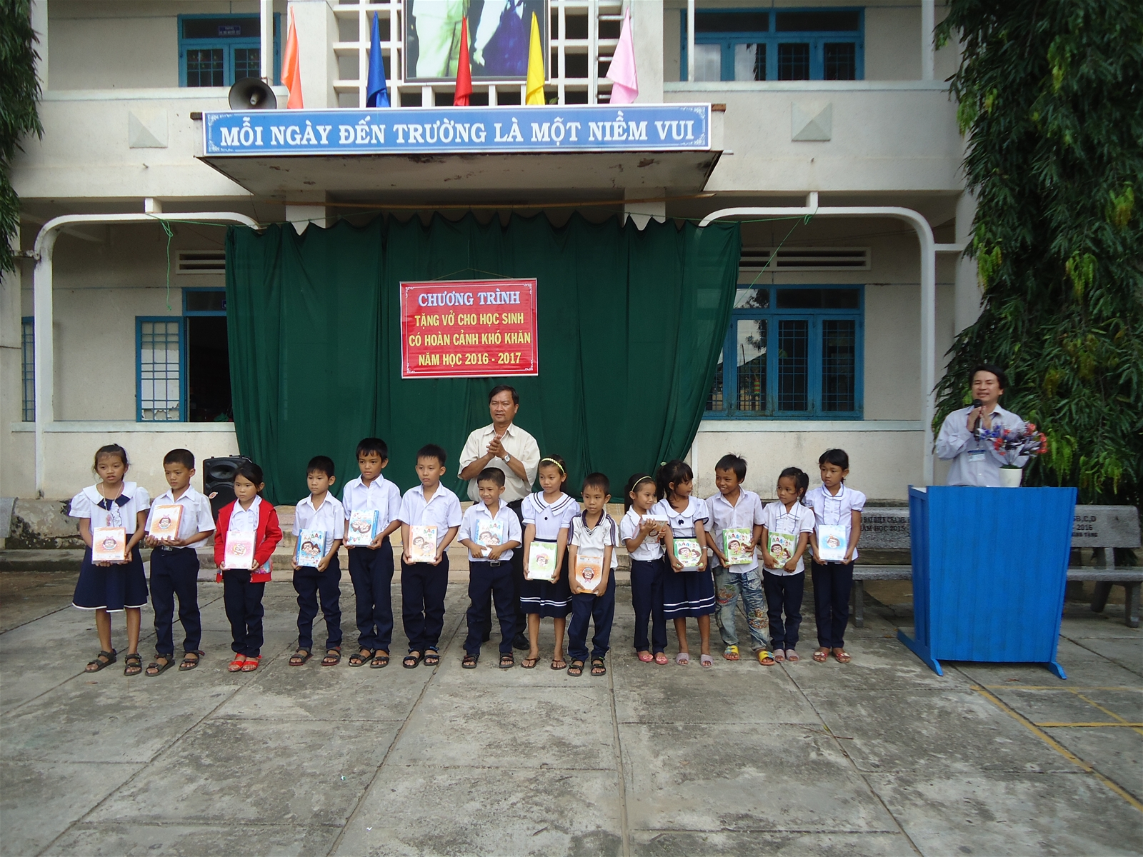 Liên đoàn Lao động tỉnh tặng vở cho học sinh nghèo có hoàn cảnh khó khăn