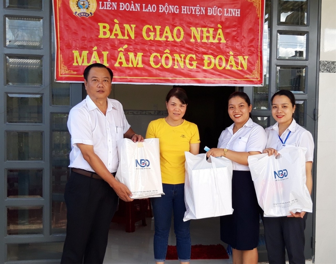 Đại diện Công ty, BCH CĐCS, Ban Nữ công CĐCS trao quà mừng nhà mới cho chị Phương