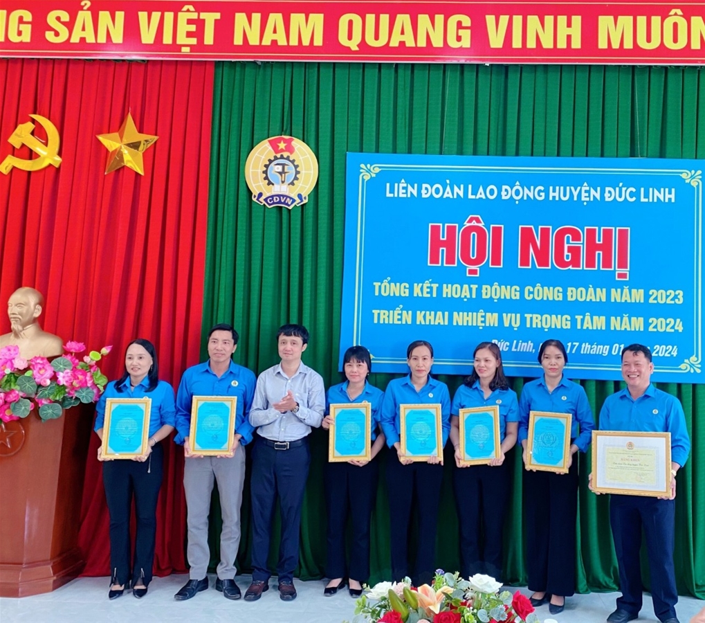 Đồng chí Hồ Công Dương, Phó chủ tịch LĐLĐ tỉnh trao thư khen cho các Tập thể