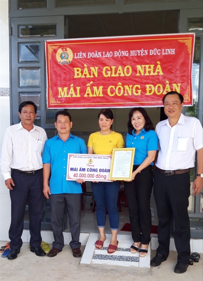 Đồng chí: Phạm Thị Mộng Nguyệt - Chủ tịch LĐLĐ huyện trao tấm séc cho chị Phương