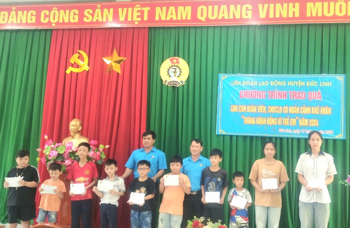 Đồng chí Huỳnh Thiện Linh - Chũ tịch LĐLĐ huyện và đồng chí Võ Trọng Văn Phó Chủ tịch LĐLĐ huyện trao quà cho các cháu