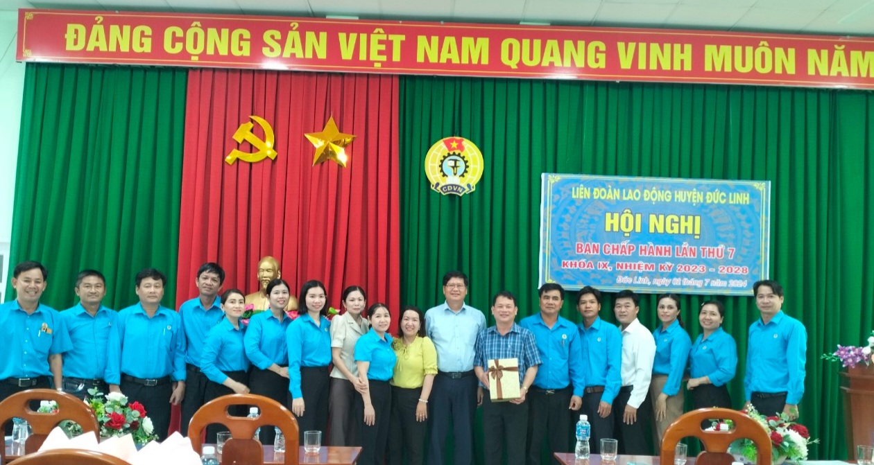 Đồng chí: Đỗ Hữu Quy, Chủ tịch LĐLĐ tỉnh chụp hình lưu niệm cùng với BCH LĐLĐ huyện