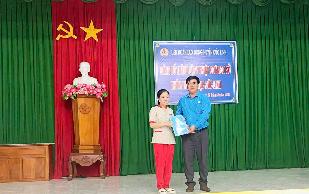 Đồng chí Huỳnh Thiện Linh, Chủ tịch LĐLĐ huyện trao Quyết định thành lập