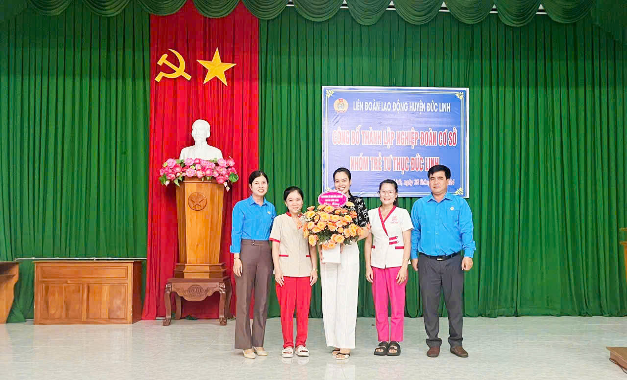Thường trực LĐLĐ huyện tặng hoa chúc mừng BCH Nghiệp đoàn cơ sở Nhóm trẻ Tư thục Đức Linh