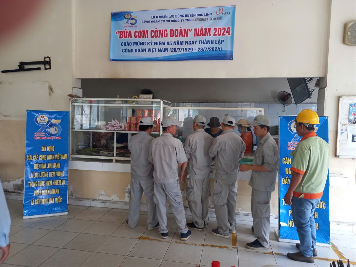 Đoàn viên, người lao động công ty phấn khởi tại bữa cơm