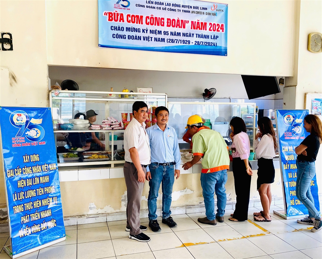 Đồng chí Huỳnh Thiện Linh, Chủ tịch Liên đoàn Lao động huyện và Đồng chí Hồ trọng Khoa, Chủ tich CĐCS ân cần thăm hỏi người lao động