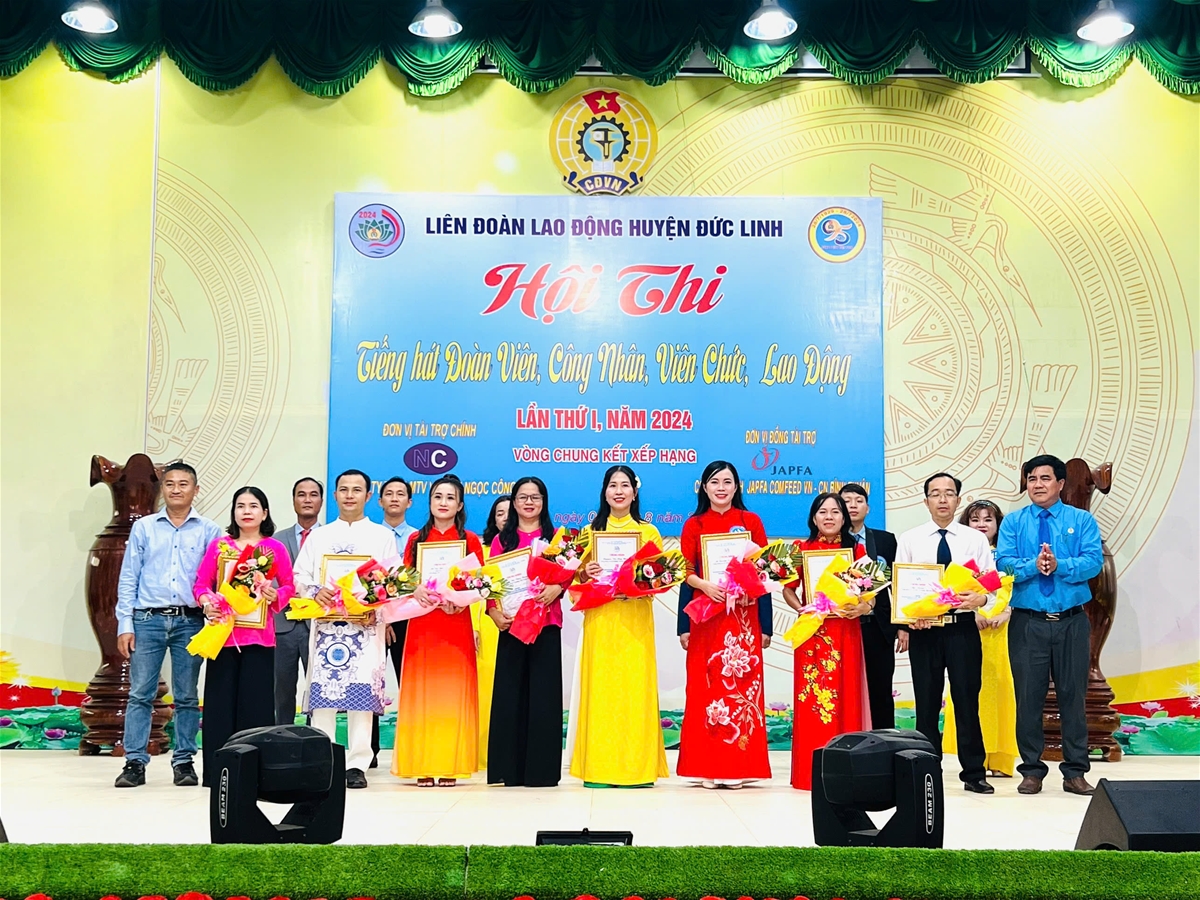 Thí sinh nhận giải tại Hội thi "Tiếng hát đoàn viên, CNVCLĐ huyện Đức Linh lần thứ I năm 2024"