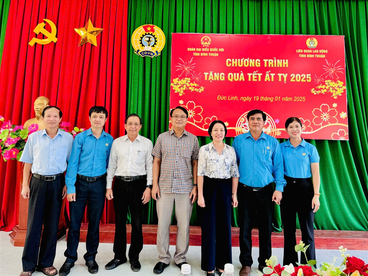 Các đồng chí lãnh đạo chụp ảnh lưu niệm