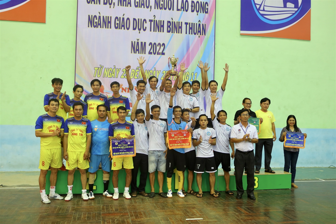 Description: D:\sogiaoduc\ANH CHUP\HINH HOI THAO 2022\VIET TIN BE MAC HOI THAO 2022\2.Các đội nhận giải môn bóng đá Futsal nam..jpg