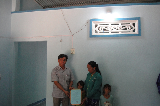 CĐCS Bệnh viện An Phước phối hợp chính quyền chuyên môn hỗ trợ tiền cho hộ nghèo xây nhà ở
