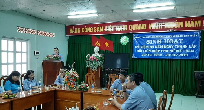 Ảnh: Đ/c Trương Thị Ngọc Thanh - Trưởng Ban Nữ công  ôn lại truyền thống kỷ niệm 89 năm Ngày thành lập Hội LHPN Việt Nam