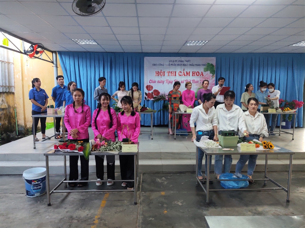 Ảnh: Hội thi cắm hoa tại CĐCS Cty cổ phần may xuất khẩu Phan Thiết