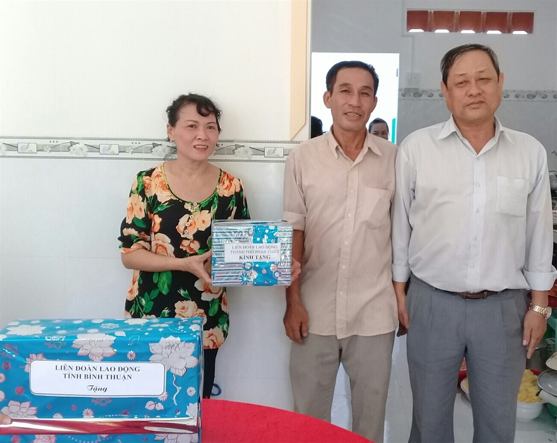 Ông Võ Huy Luận - Chủ tịch LĐLĐ thành phố tặng quà tại buổi Lễ bàn giao nhà “Mái ấm Công đoàn”
