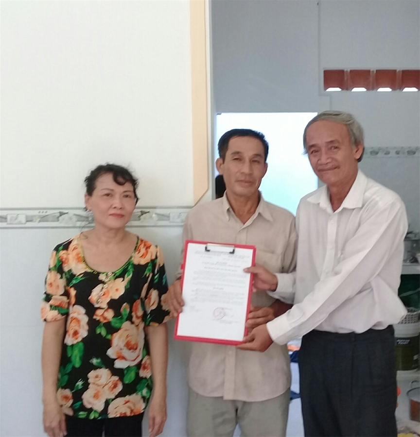 Ông Phan Hoàng Minh – Trưởng Ban CS-PL LĐLĐ tỉnh trao quyết định tại buổi  Lễ bàn giao nhà “Mái ấm Công đoàn”