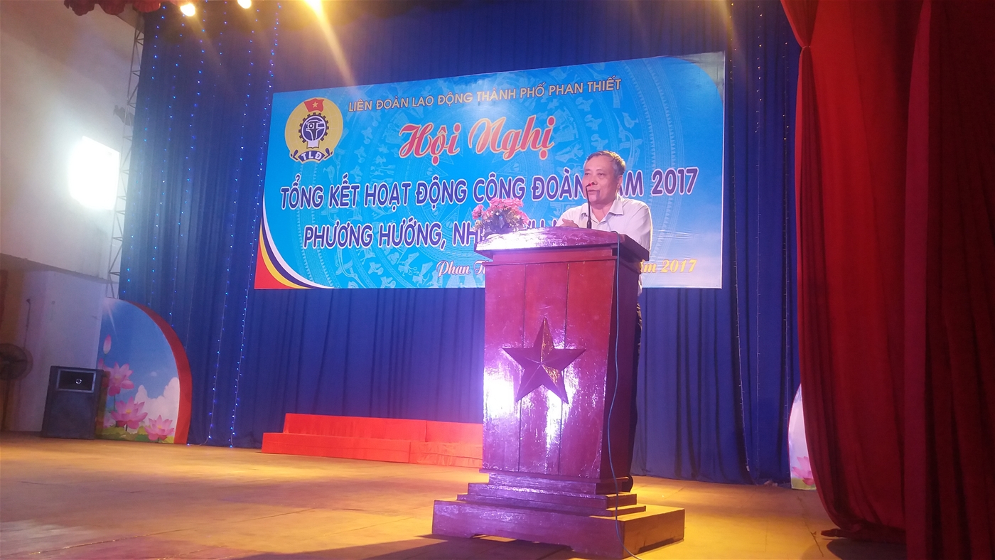 Đ/c Trần Văn Dũng – Phó Chủ tịch LĐLĐ tỉnh Bình Thuận phát biểu chỉ đạo tại Hội nghị