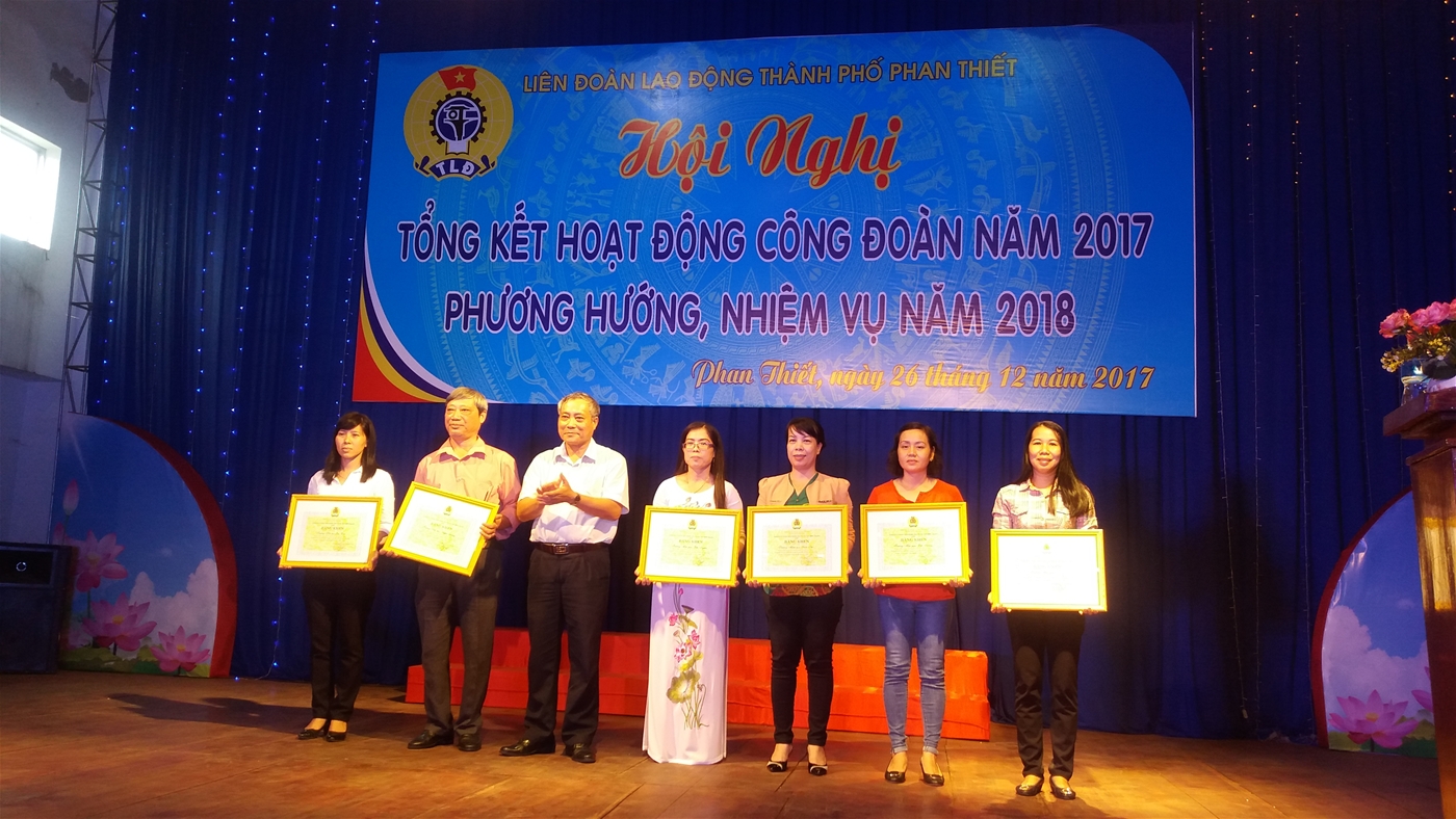Đ/c Trần Văn Dũng – Phó Chủ tịch LĐLĐ tỉnh Bình Thuận  trao bằng khen của LĐLĐ tỉnh cho các tập thể và cá nhân có thành tích xuất sắc tại Hội nghị