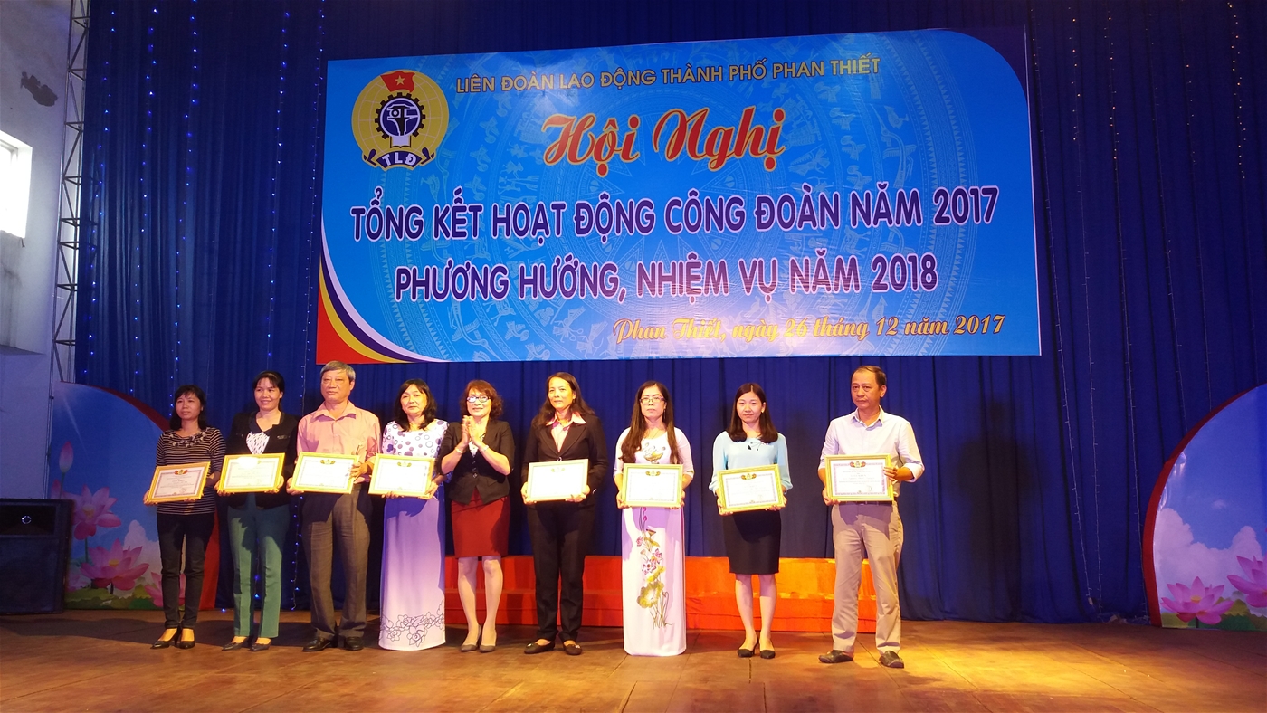 Đ/c Phạm Thị Quý – Phó Chủ tịch LĐLĐ thành phố  trao giấy khen cho các cá nhân có thành tích xuất sắc tại Hội nghị