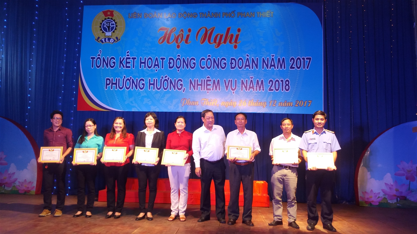 Đ/c Võ Huy Luận – Chủ tịch LĐLĐ thành phố Phan Thiết  trao giấy khen cho các tập thể có thành tích xuất sắc tại Hội nghị