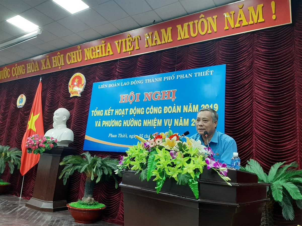 Ảnh: Đ/c Trần Văn Dũng  - Phó Chủ tịch Thường trực LĐLĐ tỉnh Bình Thuận  phát biểu chỉ đạo tại Hội nghị