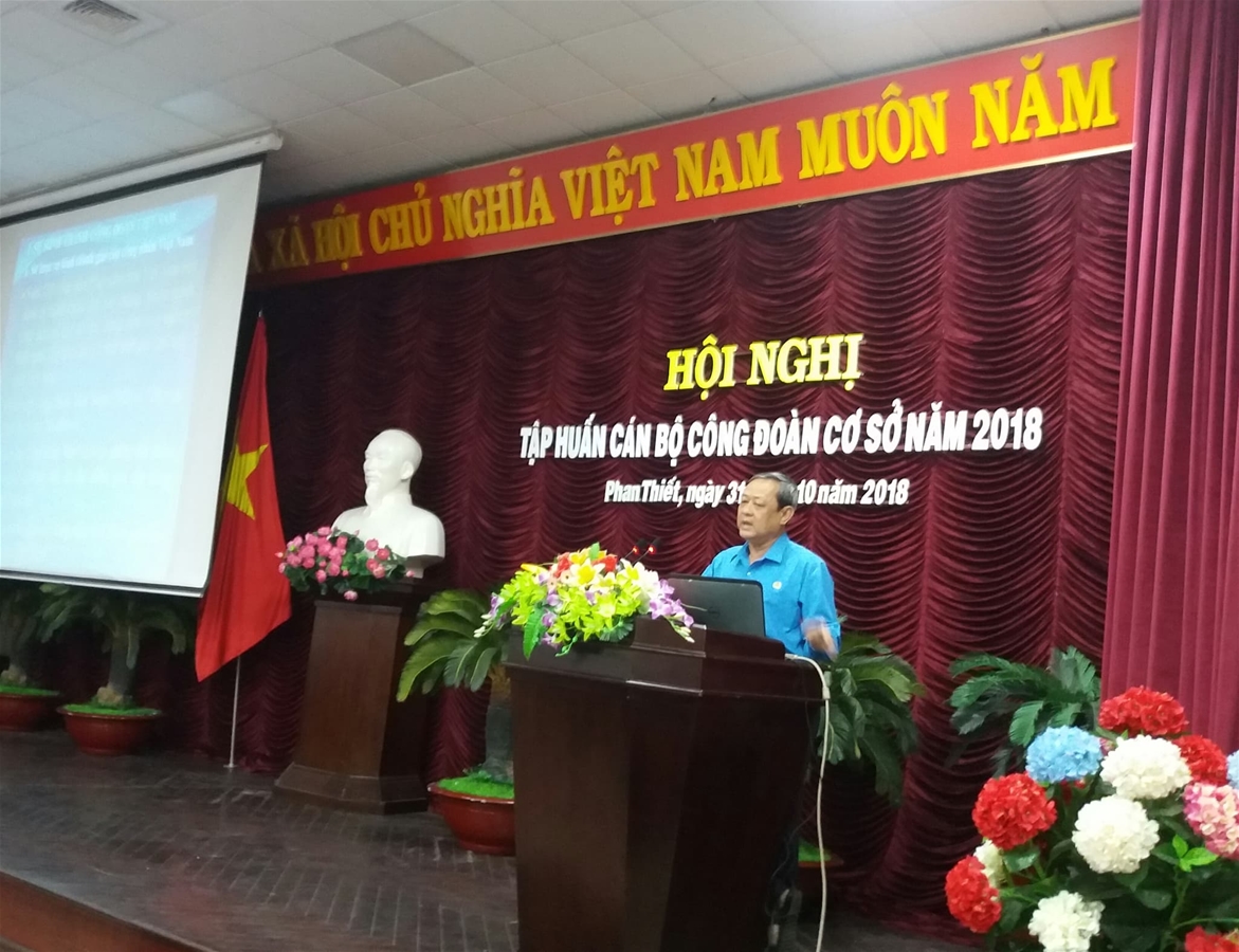 Ảnh: Đ/c Võ Huy Luận - Chủ tịch LĐLĐ thành phố trình bày chuyên đề tập huấn 