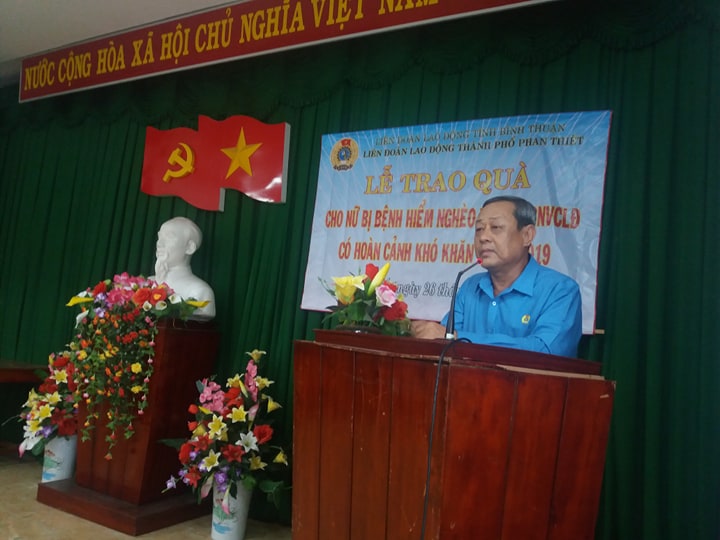 Ảnh: Đ/c Võ Huy Luận - Chủ tịch LĐLĐ thành phố phát biểu tại buỗi Lễ trao quà