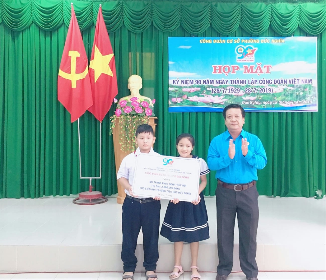 Ảnh: Đ/c Lê Văn Trung -  Chủ tịch CĐCS phường Đức Nghĩa trao tặng bảng phần việc  cho Liên đội trường TH Đức Nghĩa