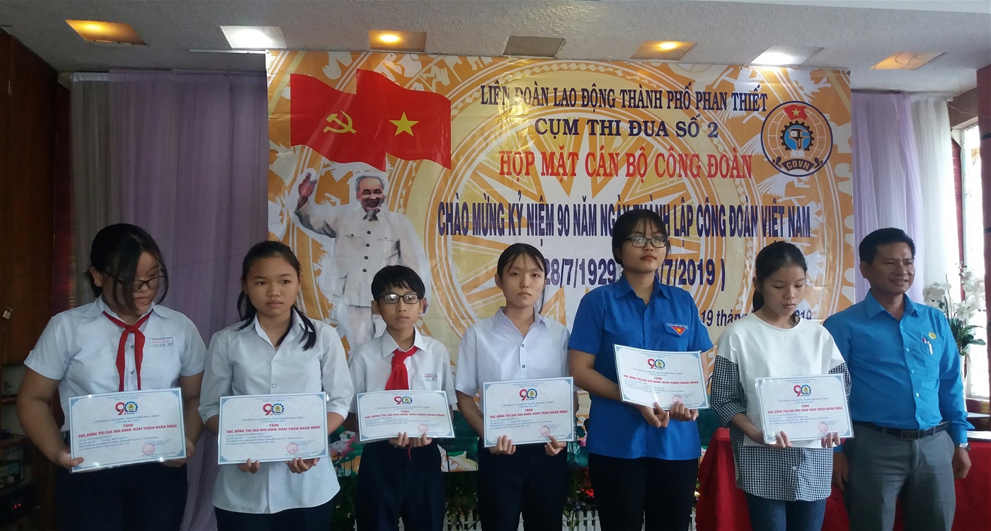 Ảnh: Đ/c Nguyễn Thanh Tâm -  Cụm trưởng Cụm thi đua số 2 trao học bổng cho các em học sinh
