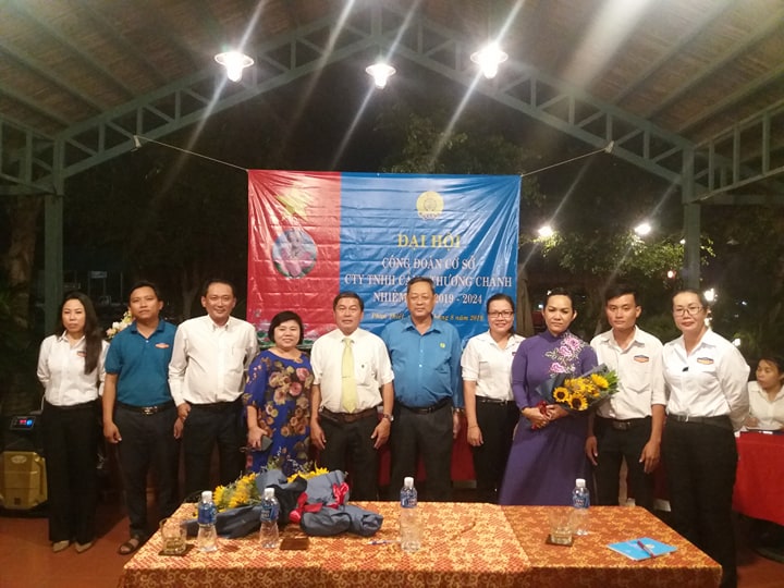 Ảnh: Bà Trần Thị Thanh Lợi - Phó TGĐ Cty tặng hoa Đại hội thành công tốt đẹp