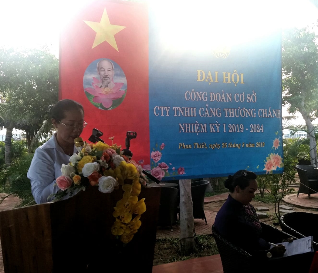 Ảnh: Đ/c Phạm Thị Thanh Hiền - Chủ tịch CĐCS Lâm thời báo cáo tại Đại hội 