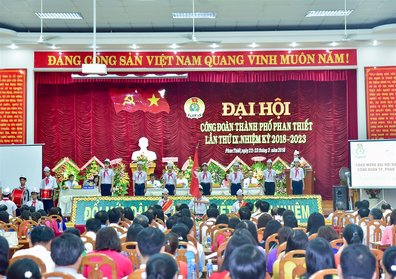 Ảnh: Đoàn Học sinh thành phố Phan Thiết chúc mừng Đại hội