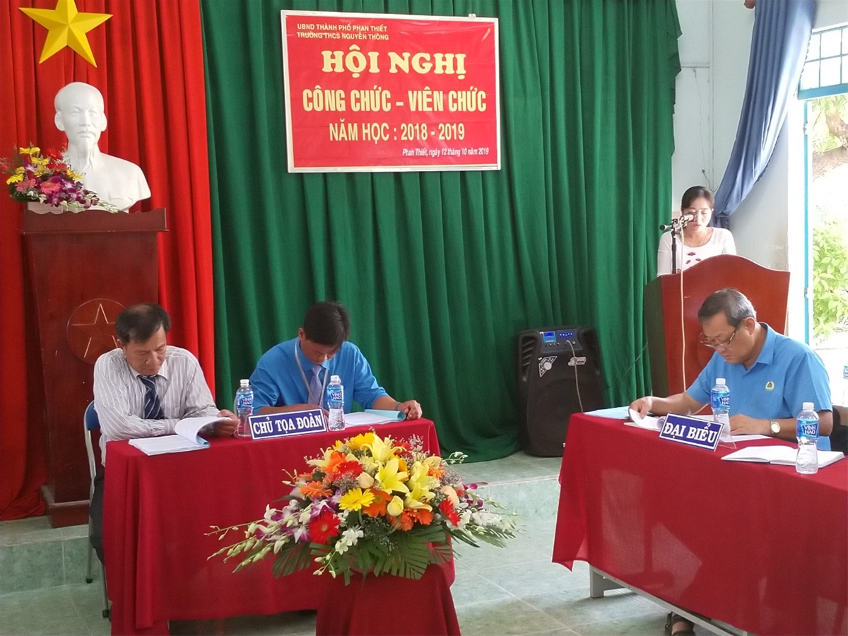 Ảnh: bà Đồng Thị Thảo báo cáo tổng kết hoạt động Ban TTND năm học 2018 - 2019 tại Hội nghị