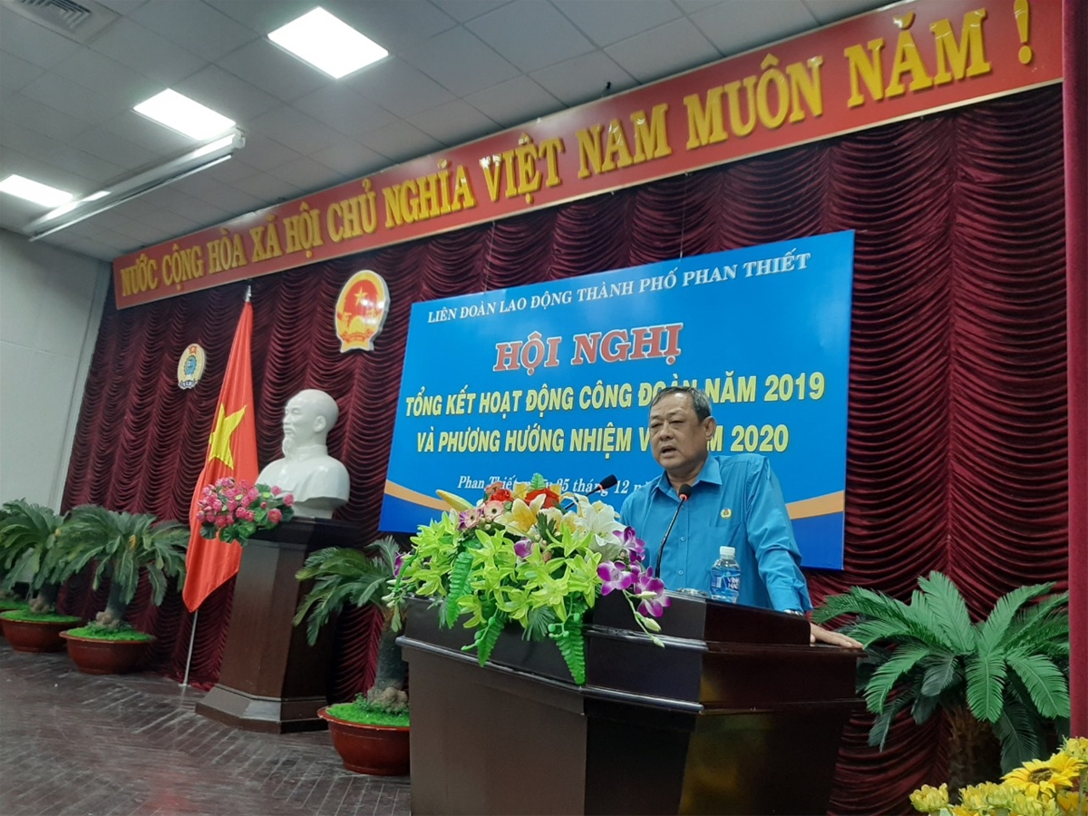 Ảnh: Đ/c Võ Huy Luận  - Chủ tịch LĐLĐ thành phố phát động phong trào thi đua tại Hội nghị