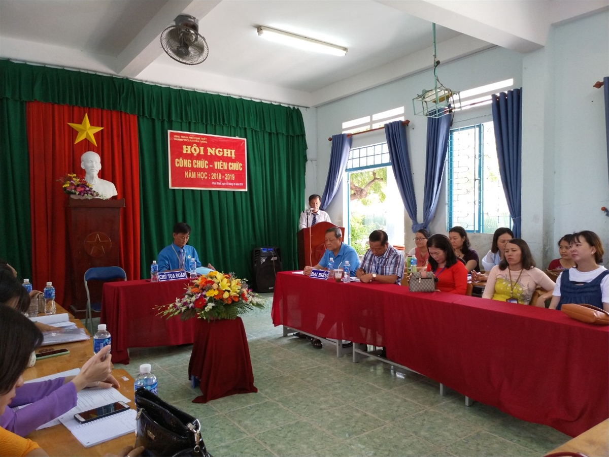 Ảnh: Ông Mai Hoàng Thao - Hiệu trưởng nhà trường báo cáo việc thực hiện Nghị quyết và kiểm điểm trách nhiệm của người đứng đầu năm học 2018 - 2019.