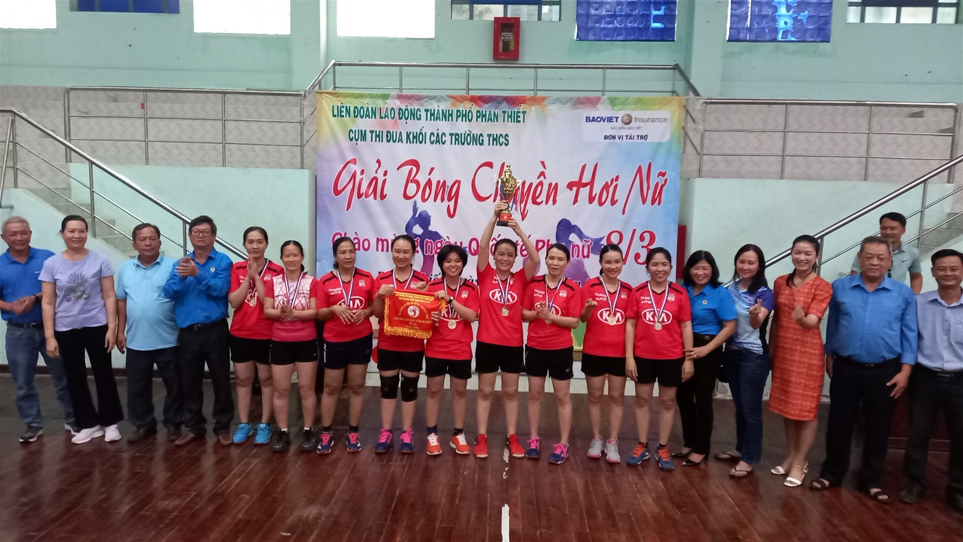 Đ/c Võ Huy Luận – Chủ tịch LĐLĐ thành phố và đ/c Nguyễn Thị Bội Nhu- Phó Phòng GD-ĐT trao Cúp vô địch cho Trường THCS Hùng Vương