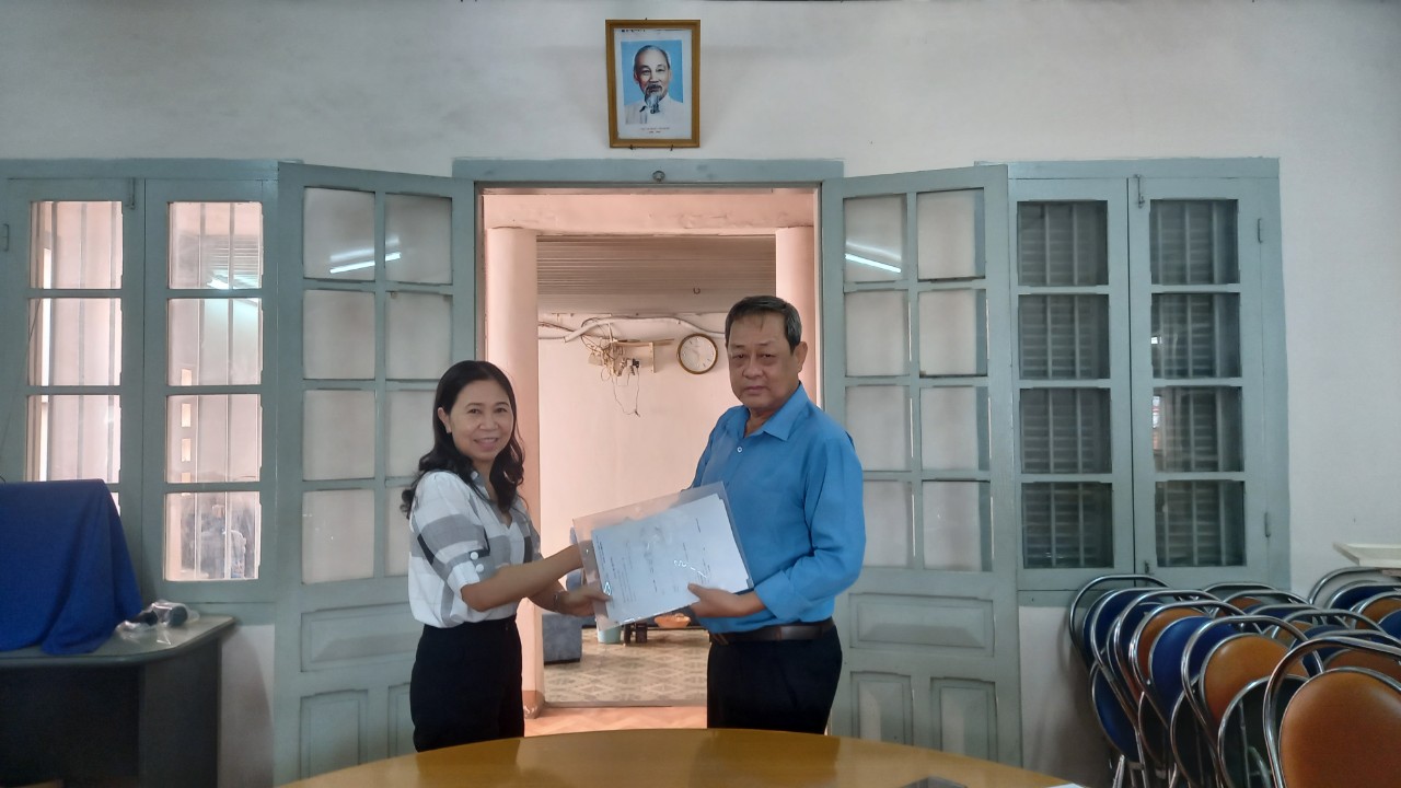 Ảnh:Đ/c Võ Huy Luận - Chủ tịch LĐLĐ thành phố bàn giao Cụm Trưởng cho LĐLĐ huyện Hàm Thuận Bắc