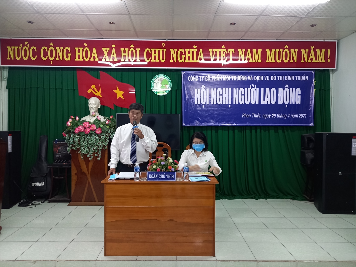 Ảnh: Đoàn Chủ tịch tại Hội nghị Đại biểu người lao động  Công ty Cổ phần Môi trường và  dịch vụ Đô thị Bình Thuận