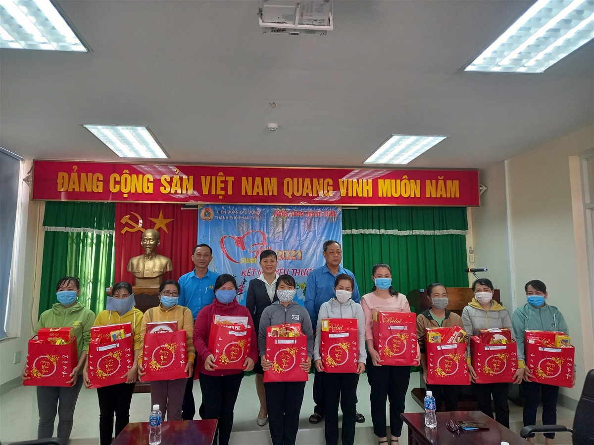 Ảnh: Bà Nguyễn Thị Kim Hoa - Chủ tịch CĐCS Bưu điện tỉnh Bình Thuận trao quà cho Đoàn viên công đoàn 