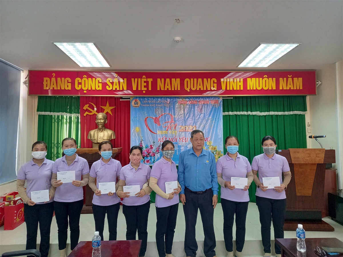 Ảnh: Đồng chí Võ Huy Luận - Chủ tịch LĐLĐ thành phố trao quà cho Đoàn viên công đoàn 