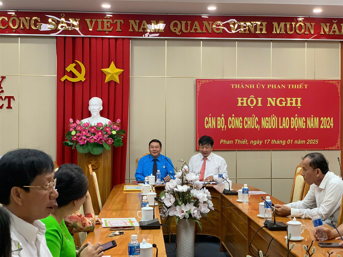 Ký kết giao ước thi đua giữa Thủ trưởng với Chủ tịch Công đoàn cơ sở cơ quan.