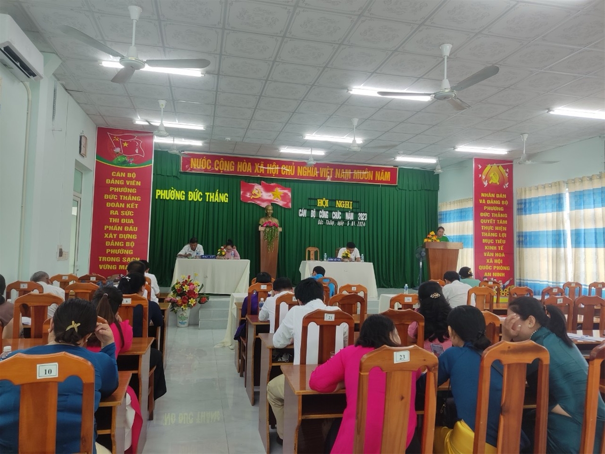 Đại biểu và cán bộ, công chức tham dự Hội nghị