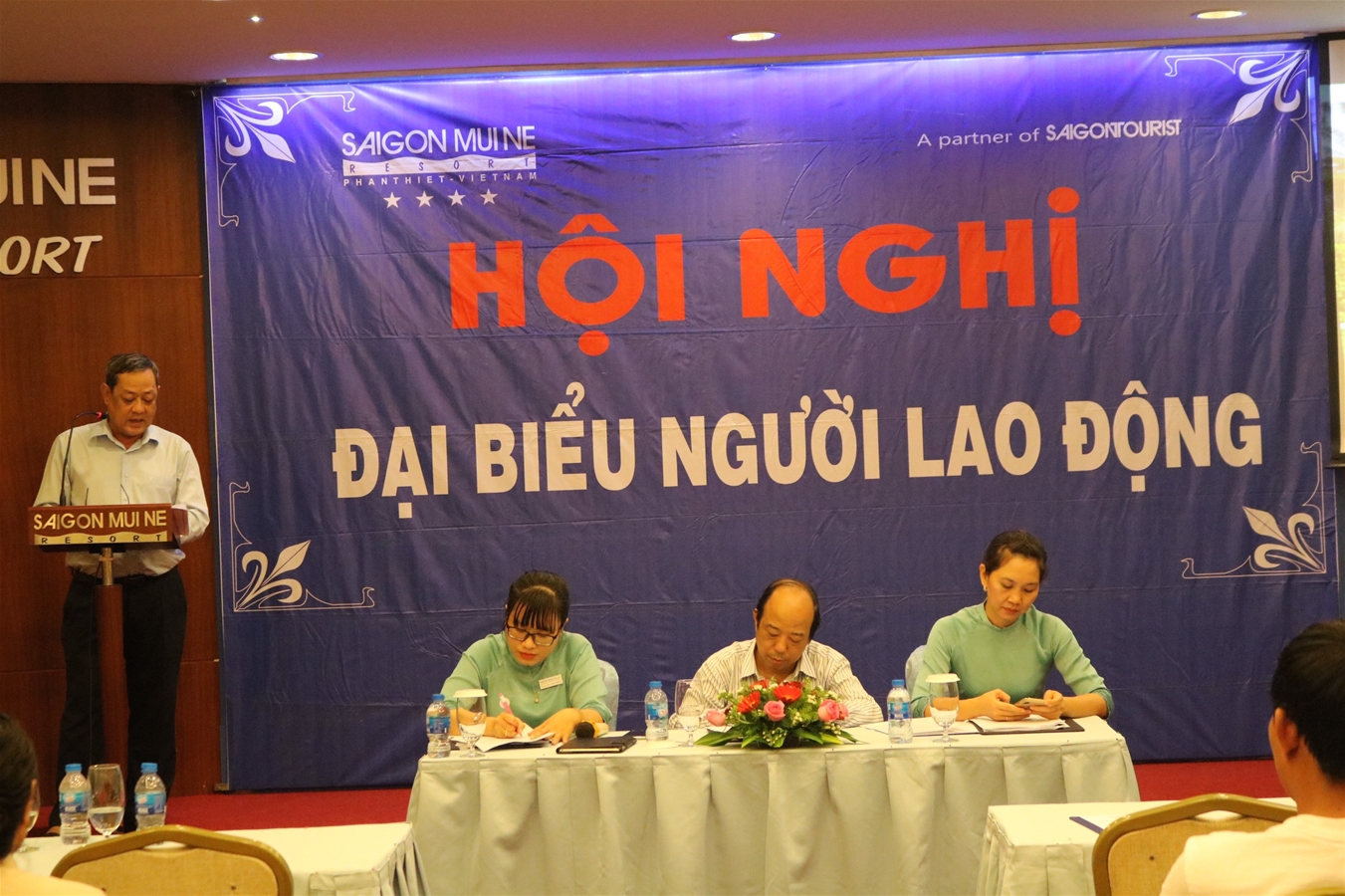Ảnh: Đ/c Võ Huy Luận - Chủ tịch LĐLĐ thành phố phát biểu tại Hội nghị