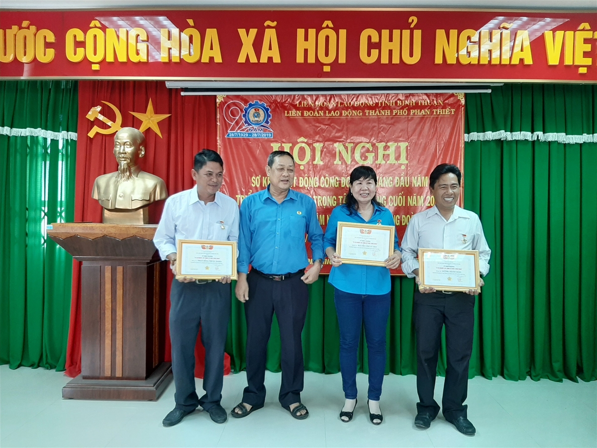 Ảnh: Đ/c Võ Huy Luận -  Chủ tịch LĐLĐ thành phố trao kỷ niệm chương   “Vì sự nghiệp xây dựng tổ chức Công đoàn” cho 03 đồng chí