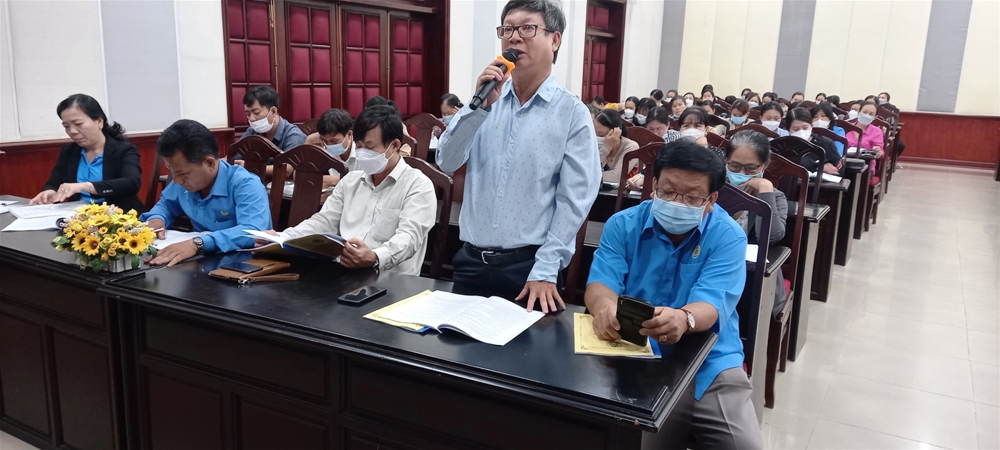 Cán bộ CĐCS trao đổi, thảo luận tại Hội nghị
