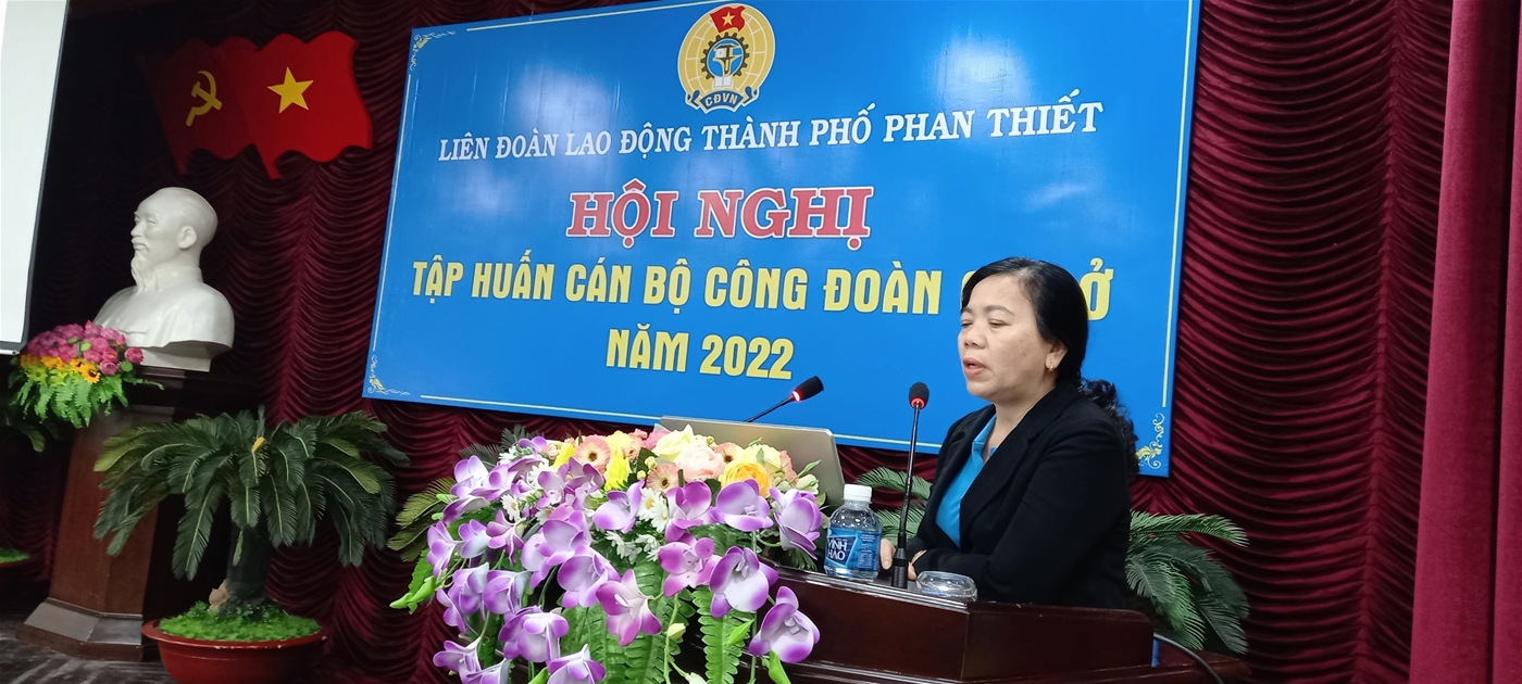 Đ/c Lại Thị Hồng - UV. BTV, Kế toán LĐLĐ thành phố trình bày chuyên đề tập huấn