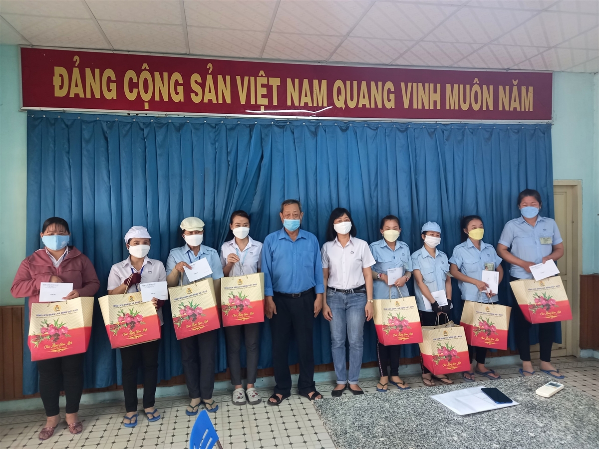 Ảnh: Đồng chí Võ Huy Luận - Chủ tịch LĐLĐ thành phố trao quà của TLĐLĐVN  cho Đoàn viên , CNLĐ Cty CP May xuất khẩu Phan Thiết